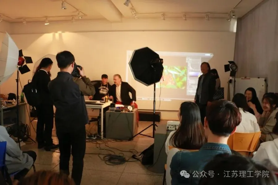 图片04-5(学生在摄影工作室学习).jpg