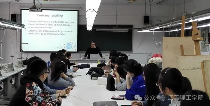 图片04-4(学生在服装工作室学习).jpg