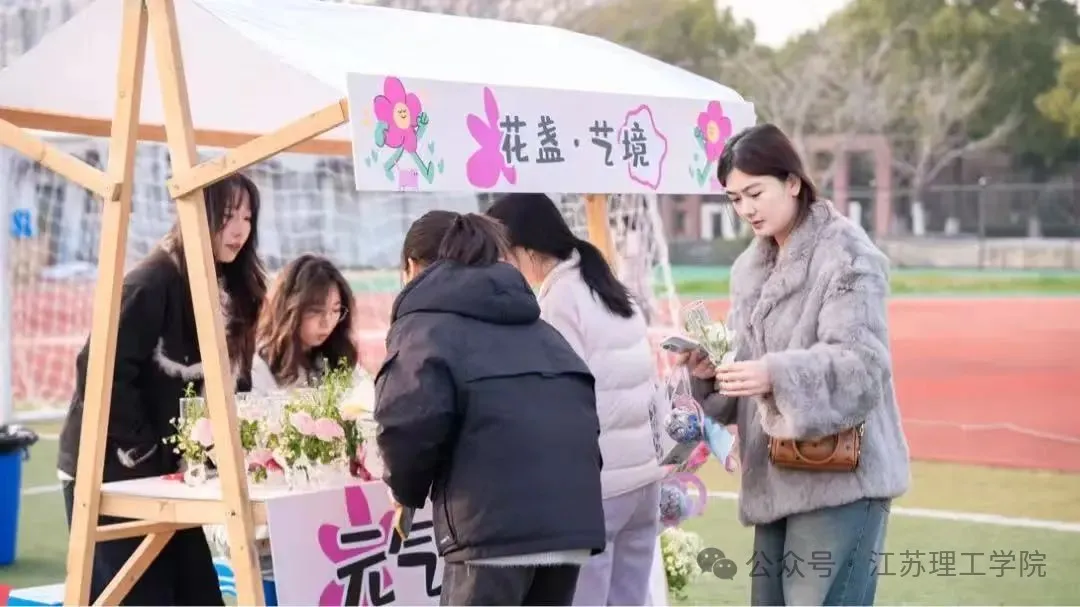 图片04-13:学生社团活动(妇女节摊位体验活动).jpg
