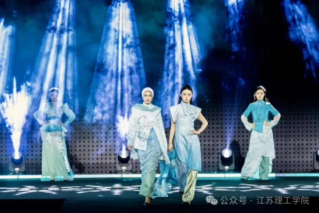 图片02-27:2025届毕业设计作品展二.jpg