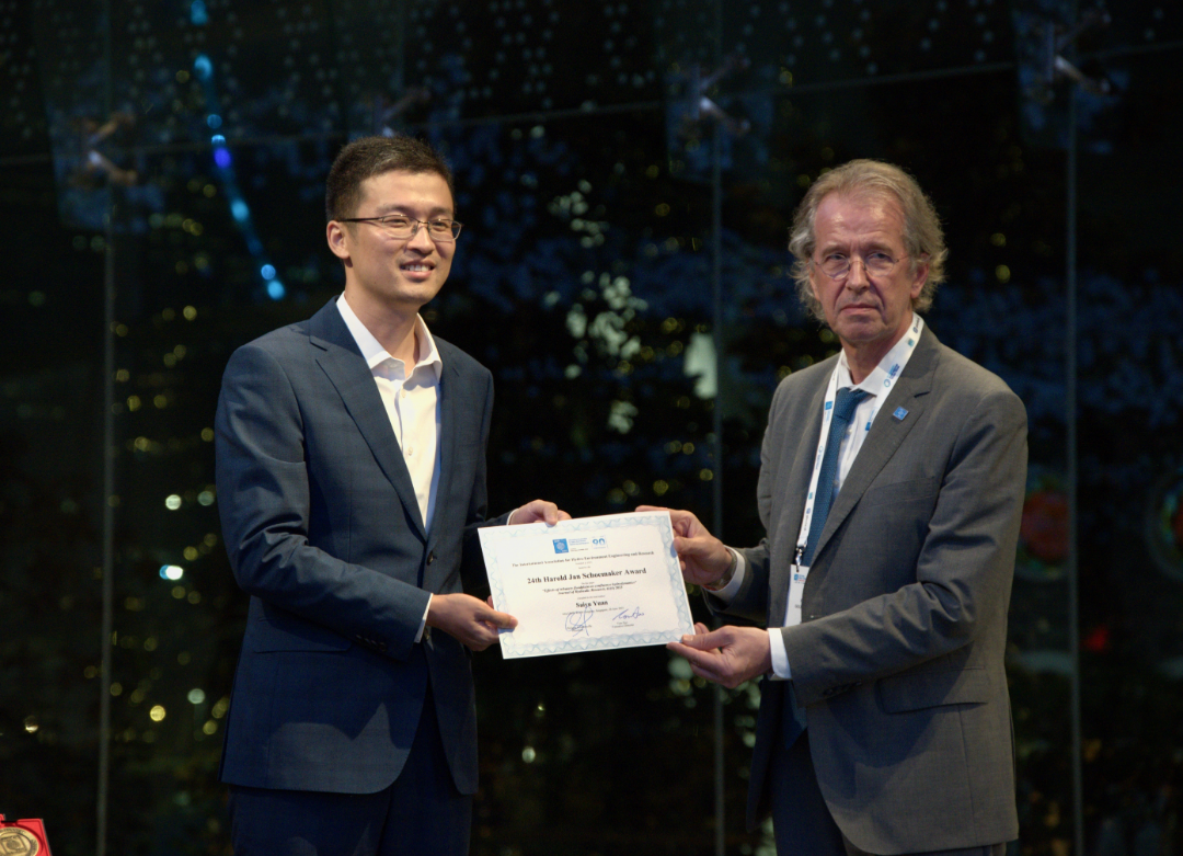 国际水利与环境工程学会主席Philippe Gourbesville（右）为袁赛瑜（左）颁发奖状1.png